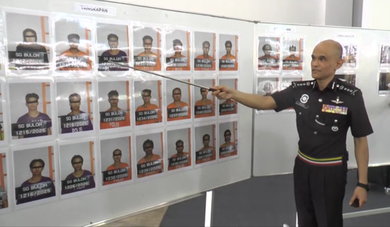 Ketua Polis Selangor, Datuk Shazeli Kahar menunjukkan wajah individu yang ditahan disyaki terlibat sindiket penipuan dalam talian